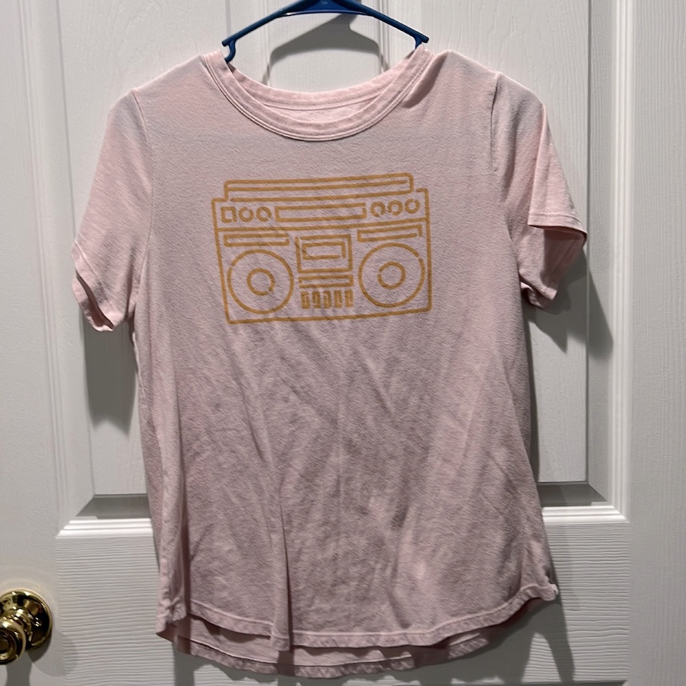 Light pink Radio graphic lounge red